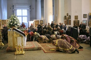 Поклонение и коленопреклонение