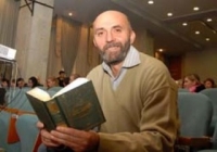 Родную землю тащат из под ног.